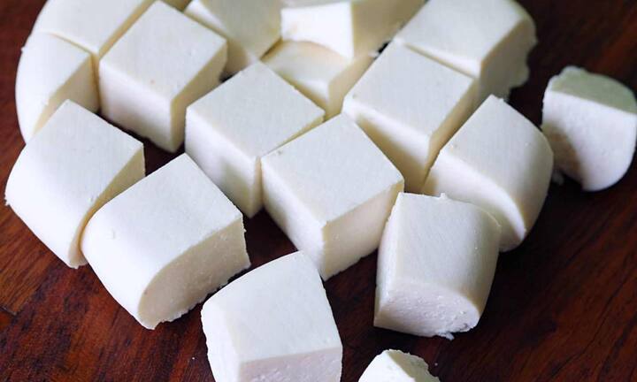 To make paneer, first put full fat milk in a big vessel and boil it. After this, keep stirring the milk continuously, so that it does not stick to the bottom and boils properly.