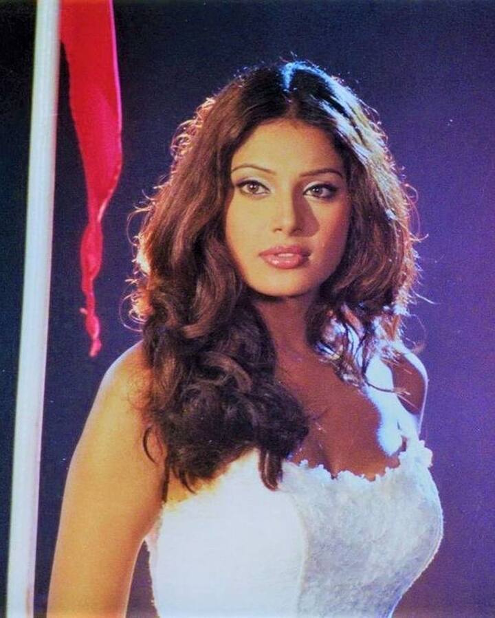 इसके बाद उन्होंने 2001 में फिल्म 'अजनबी' से बॉलीवुड डेब्यू किया और नेगेटिव रोल के लिए फिल्मफेयर अवार्ड जीता.