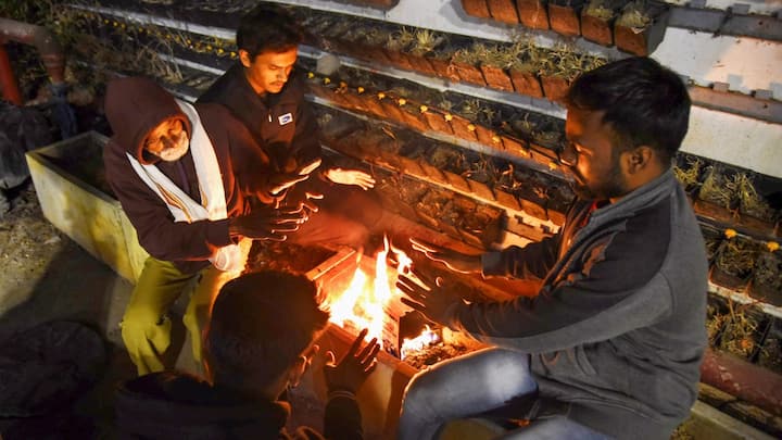 ভোর থেকে বেলা পর্যন্ত ঘন কুয়াশার দাপট। সূর্যের দেখা নেই। তিরতির করে ধেয়ে আসা ঠান্ডা হাওয়া। মঙ্গলবারের শীতে একেবারে জবুথবু দশা কলকাতার। ২০১৩ সালের ৯ জানুয়ারি কলকাতায় সর্বনিম্ন তাপমাত্রা ছিল ৯ ডিগ্রি সেলসিয়াস।