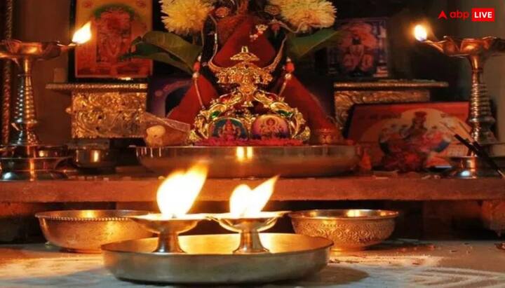 हिंदू धर्म में बिना दीपक प्रज्वलित किए पूजा नहीं की जाती है, मान्यता है कि अग्निदेव को साक्षी मानकर हम अपनी भक्ति और श्रद्धा ईश्वर के प्रति प्रकट करते हैं इसलिए दीपक जरुर जलाया जाता है.