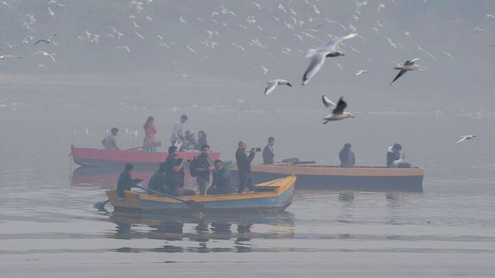 তার আগে, ২০০৩ সালের ২২ জানুয়ারি কলকাতার সর্বনিম্ন তাপমাত্রা ছিল ৯ দশমিক ৩ ডিগ্রি সেলসিয়াস। আর এদিন কলকাতার সর্বনিম্ন তাপমাত্রা নেমে এসেছে কার্যত দশের ঘরে, যা ঠকঠকিয়ে দিয়েছে শহরবাসীকে।
