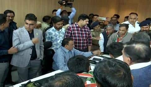 ગાંધીનગર મહાનગરપાલિકામાં  કોંગ્રેસનો હોબાળો, જનતા ત્રસ્ત, પદાધિકારીઓ ક્રિકેટમાં મસ્ત!