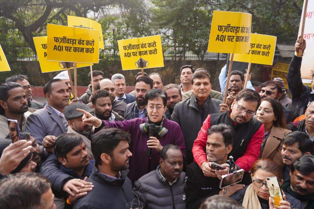 AAP Leads Street Protest On Pollution, Targets BJP Over ‘Manipulated’ AQI Data
