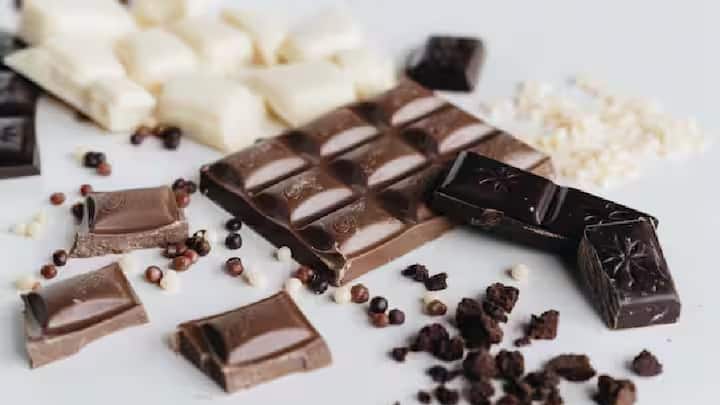 डार्क चॉकलेट को सेहत के लिए अच्छा माना जाता है, लेकिन मिल्क चॉकलेट त्वचा के लिए हानिकारक होती है। इसमें चीनी की मात्रा अधिक होती है, जिससे त्वचा संबंधी समस्याएं बढ़ सकती हैं। इसलिए, विशेषज्ञ मिल्क चॉकलेट से परहेज करने की सलाह देते हैं।
