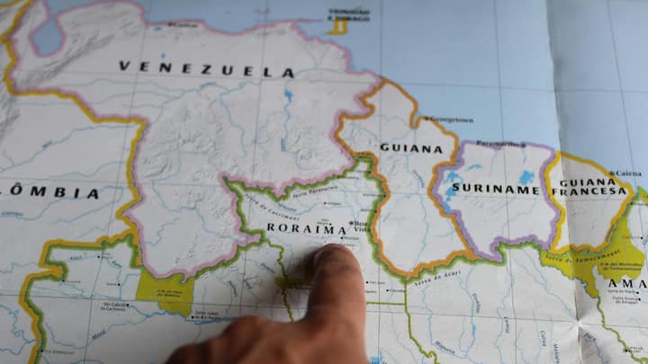 अगर दूरी की बात करें तो भारत और वेनेजुएला के बीच औसतन करीब 15 हजार किलोमीटर का फासला है. यह दूरी भारत के अलग-अलग शहरों के हिसाब से थोड़ी बदल जाती है. उदाहरण के तौर पर मुंबई से वेनेजुएला की राजधानी काराकस की दूरी लगभग 14,514 किलोमीटर है. यही वजह है कि यह सफर दुनिया के सबसे लंबे अंतरमहाद्वीपीय सफरों में गिना जाता है.