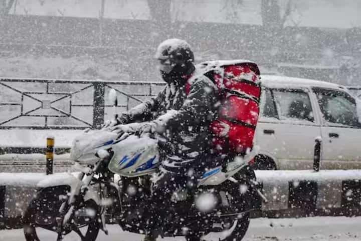 ਸਰਦੀਆਂ ਵਿੱਚ ਠੰਡ ਦਾ ਅਸਰ ਬਾਈਕ ਅਤੇ ਸਕੂਟਰ ਦੋਵਾਂ ਦੇ ਇੰਜਣਾਂ ‘ਤੇ ਪੈਂਦਾ ਹੈ। ਘੱਟ ਤਾਪਮਾਨ ਵਿੱਚ ਇੰਜਣ ਦਾ ਤੇਲ ਗਾੜ੍ਹਾ ਹੋ ਜਾਂਦਾ ਹੈ, ਜਿਸ ਨਾਲ ਇੰਜਣ ਦੀ ਗਤੀ ਹੌਲੀ ਹੋ ਜਾਂਦੀ ਹੈ। ਇਸ ਕਰਕੇ ਸਵੇਰੇ ਵਾਹਨ ਸ਼ੁਰੂ ਕਰਨ ਵੇਲੇ ਇੰਜਣ 'ਤੇ ਜ਼ਿਆਦਾ ਭਾਰ ਪੈਂਦਾ ਹੈ, ਜਿਸ ਕਰਕੇ ਸਕੂਟਰ ਅਤੇ ਬਾਈਕ ਸਟਾਰਟ ਕਰਨ ਵਿੱਚ ਵੀ ਮੁਸ਼ਕਿਲ ਆਉਂਦੀ ਹੈ।