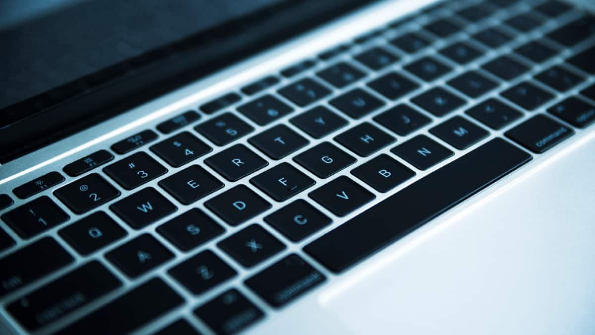 लैपटॉप के कीबोर्ड में आ गई दिक्कत? सर्विस सेंटर जाने से पहले करें ये काम, बच जाएंगे आपके पैसे