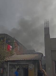 मात्र, आगीत घराचे प्रचंड आर्थिक नुकसान झाल्याचे प्राथमिक अंदाज आहेत.