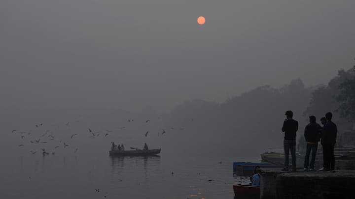 এমনকি কলকাতার ঠান্ডায় বহু বাড়িতে লেপ অনেকদিনই বাতিল হয়েছে। বাহারি কম্বলের ওমে এতদিন অবলীলায় পৌষ-মাঘের মোকাবিলা করে এসেছেন যাঁরা, এদিন সকালে ঘুম থেকে উঠে ঠান্ডা টের পেয়ে তাঁরাই তাজ্জব বনে যান!