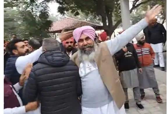 Punjab News: ਪੰਜਾਬ ਕਾਂਗਰਸ 'ਚ ਮੱਚਿਆ ਹੰਗਾਮਾ, ਆਗੂਆਂ ਦੀ ਇੱਕ-ਦੂਜੇ ਨਾਲ ਹੋਈ ਝੜਪ; ਮੀਟਿੰਗ 'ਚ ਨਜ਼ਰ ਆਈ ਗੁੱਟਬਾਜ਼ੀ...