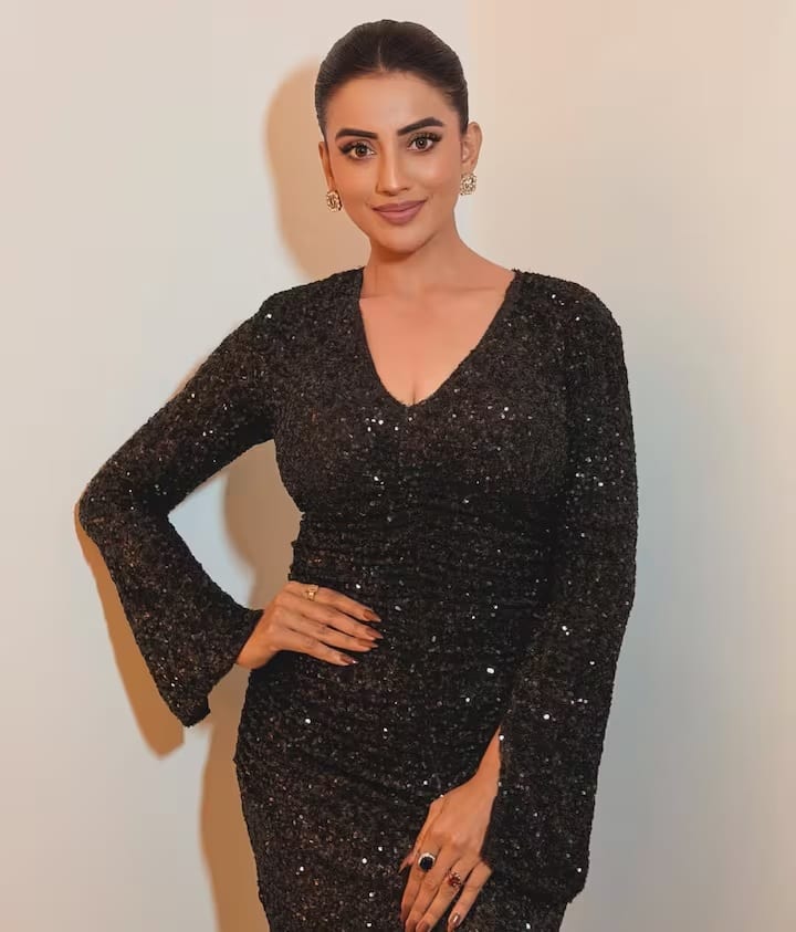 अभिनेत्री की तस्वीर पर फैंस 'ब्यूटी', 'भोजपुरी की जान' और 'सुंदर' जैसे शब्दों से कमेंट कर रहे हैं।