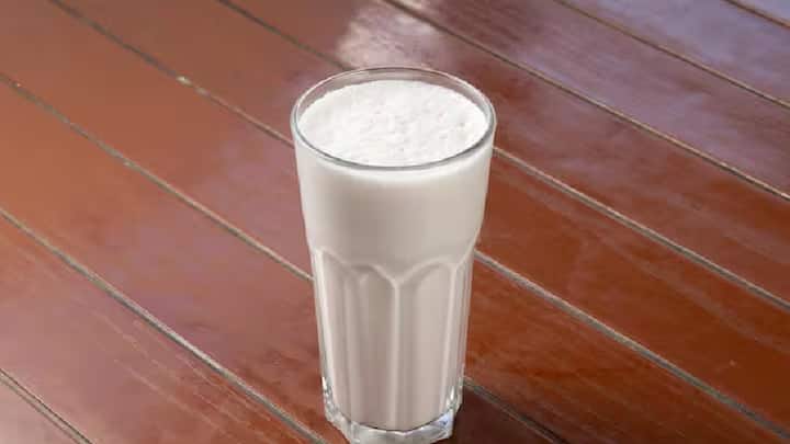 कम वसा वाला दूध सेहतमंद माना जाता है, लेकिन यह त्वचा के लिए अच्छा नहीं है। विशेषज्ञों के अनुसार, कुछ अध्ययनों से पता चला है कि कम वसा वाला दूध पीने से मुंहासे और फुंसियों की समस्या बढ़ सकती है।