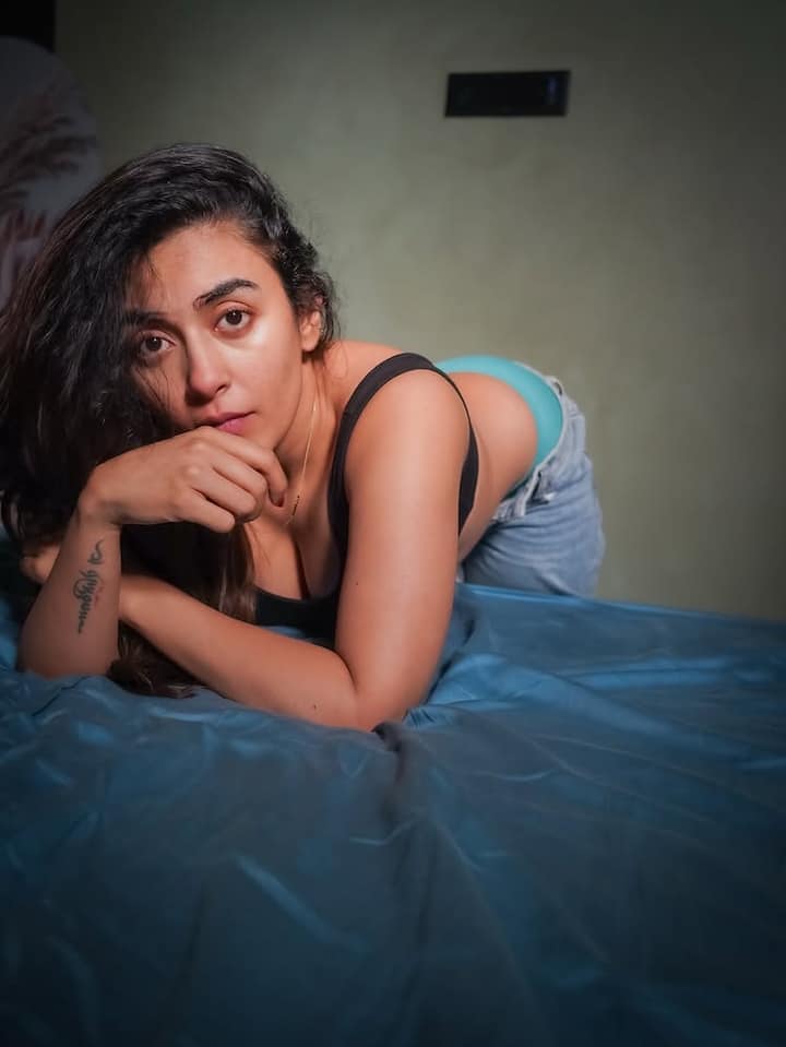 जिनाल के बोल्ड अवतार को देखकर यूजर्स अपनी भावनाओं पर काबू नहीं रख पा रहे हैं। फैंस कमेंट बॉक्स में आग वाले इमोजी और लाल दिल वाले इमोजी की बौछार कर रहे हैं।