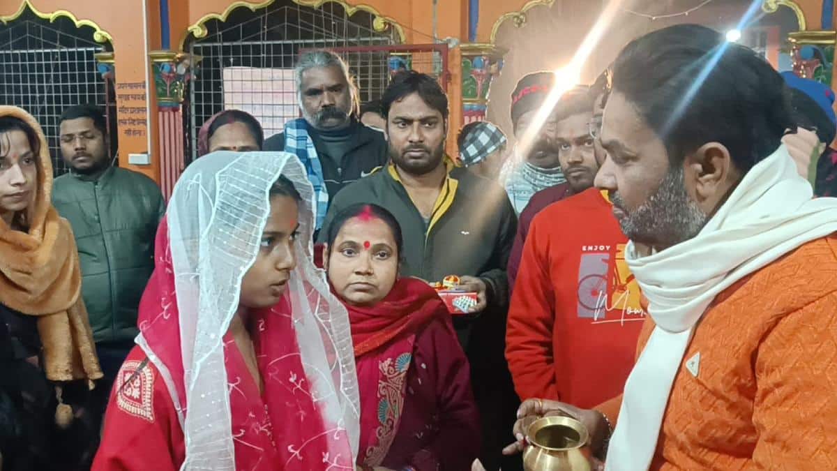 बिहार: मुस्लिम लड़के संग भागी युवती लौटी, मंदिर में हुआ शुद्धिकरण, फिर पढ़ी हनुमान चालीसा