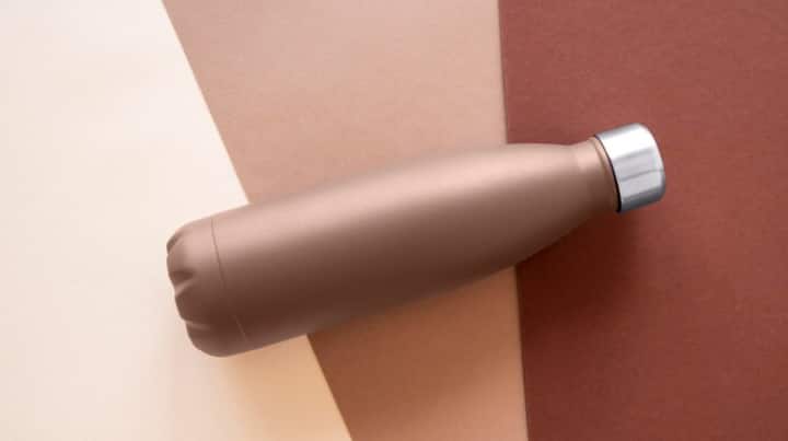 तांबे की बोतल में रखा पानी शरीर के लिए कई तरह से फायदेमंद माना जाता है। यह रोग प्रतिरोधक क्षमता बढ़ाने और जोड़ों के दर्द से राहत दिलाने में सहायक होता है। वहीं, कांच पानी में किसी भी प्रकार के रासायनिक तत्व नहीं छोड़ता है।