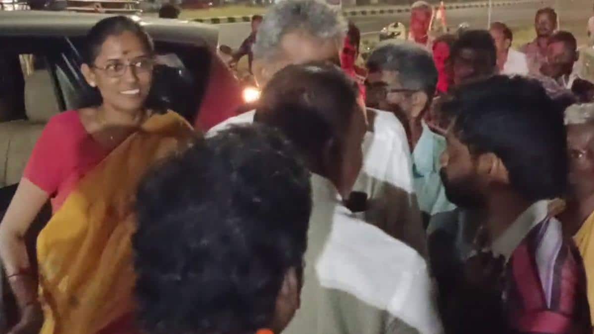 ஜோதிமணி பிரச்சாரத்தில் இளைஞரின் திடீர் வாக்குவாதம்! பரபரப்பு கிளம்பிய காரணம் என்ன?