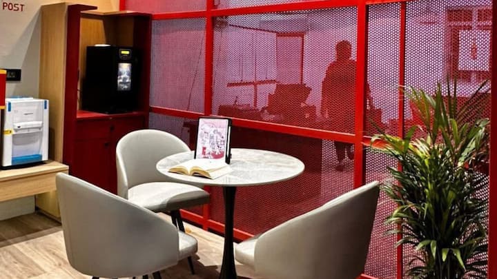 Coffee Corners And Comfortable Seating: One of the standout features of Surat’s revamped post office is its cozy, café-style seating area. Students and visitors can now enjoy a cup of coffee from a dedicated vending machine while attending to their postal tasks. Comfortable sofas and chairs encourage longer stays, making the post office a social and functional space simultaneously. The inclusion of Wi-Fi and charging points ensures that the location is also a study and collaboration hub for tech-savvy students. (Image Source: Twitter/@sanghaviharsh)