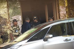 कैजुअल लुक में एयरपोर्ट पर स्पॉट हुए आलिया भट्ट और रणबीर कपूर, थंब्स-अप दिखाकर दिए पोज