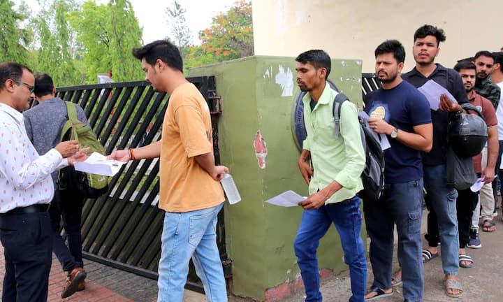 ఇంటర్వ్యూలో కొన్ని కల్పిత పరిస్థితులు కూడా ఇస్తారు. మీరు కష్ట పరిస్థితుల్లో ఎలా నిర్ణయాలు తీసుకుంటారు.. ఎలా స్పందిస్తారో తెలుసుకుంటారు.