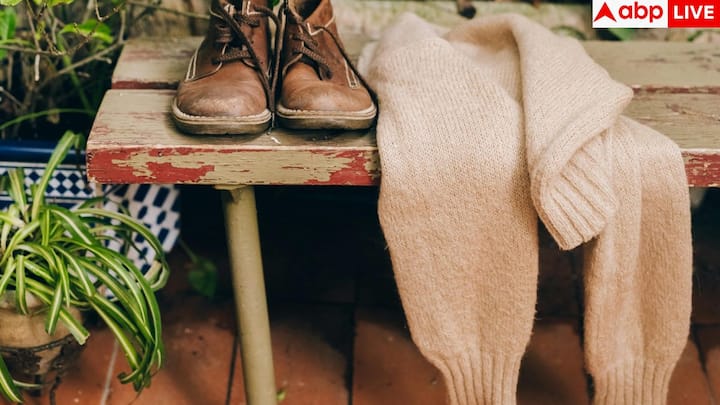 सबसे पहले यह समझना जरूरी है कि स्वेटर खराब क्यों होते हैं. दरअसल, कपड़े के रेशों में आपस में रगड़ होने से छोटे-छोटे गोले बन जाते हैं. अंडरआर्म्स, कोहनी और बैग की स्ट्रैप वाली जगहों पर यह समस्या ज्यादा दिखती है, खासकर जब स्वेटर को बार-बार या गलत तरीके से धोया जाए.