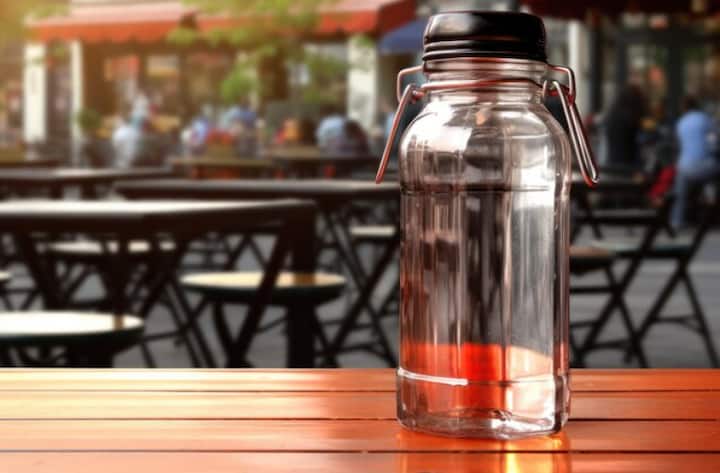 कांच की बोतलें आमतौर पर सुरक्षित मानी जाती हैं, लेकिन इनके ढक्कनों पर लगे पेंट के छोटे-छोटे कण निकल सकते हैं। इस्तेमाल के दौरान घर्षण से ये कण पानी में मिल सकते हैं, जो स्वास्थ्य के लिए हानिकारक साबित हो सकते हैं। इसलिए, कांच की बोतल खरीदते समय अच्छी गुणवत्ता वाला ढक्कन होना बहुत ज़रूरी है।