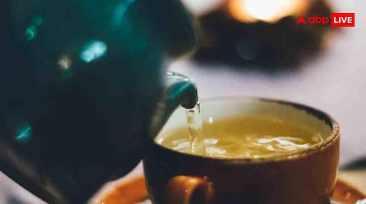 ग्रीन टी में मौजूद कैटेचिन नामक तत्व शरीर के ग्लूकोज मेटाबॉलिज्म को बेहतर बनाते हैं. यह फैट बर्न करने में भी मदद करती है, जिससे वजन कंट्रोल में रहता है और डायबिटीज मैनेज करना आसान हो जाता है. रोज 1–2 कप ग्रीन टी पीने से ब्लड शुगर लेवल को कंट्रोल करने में मदद मिलती है.