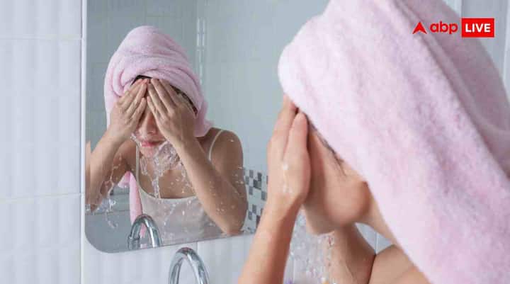 अगर सुबह उठते ही आंखों के नीचे सूजन या पफीनेस रहती है, तो ठंडा पानी इसमें काफी मदद कर सकता है. ठंडा पानी ब्लड वेसल्स को सिकोड़ता है, जिससे आंखों के आसपास की सूजन धीरे-धीरे कम होने लगती है. 10–15 दिनों में आंखें ज्यादा खुली और रिलैक्स दिखने लगती हैं.