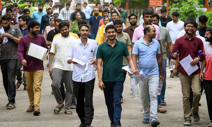 గ్రాడ్యుయేషన్ సబ్జెక్టులు, ఇష్టమైన అంశాలు, ప్రాజెక్టులు లేదా ప్రాథమిక అంశాలపై కూడా ప్రశ్నలు ఉండవచ్చు. దీనితో పాటు దేశ-విదేశాలలో తాజా సంఘటనలు, ప్రభుత్వ విధానాలు, వాటిపై మీ అభిప్రాయం కూడా అడగవచ్చు.
