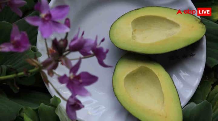 एवोकाडो थोड़ा महंगा जरूर है, लेकिन इसके फायदे बहुत ज्यादा हैं. इसमें अच्छी मात्रा में फाइबर और हेल्दी फैट होता है. ये दोनों मिलकर पाचन प्रक्रिया को धीमा करते हैं और ब्लड शुगर को स्थिर बनाए रखते हैं. एवोकाडो खाने से पेट देर तक भरा रहता है, जिससे बार-बार भूख नहीं लगती और ओवरईटिंग से बचाव होता है. यह डायबिटीज के मरीजों के लिए एक बेहतरीन फल है.