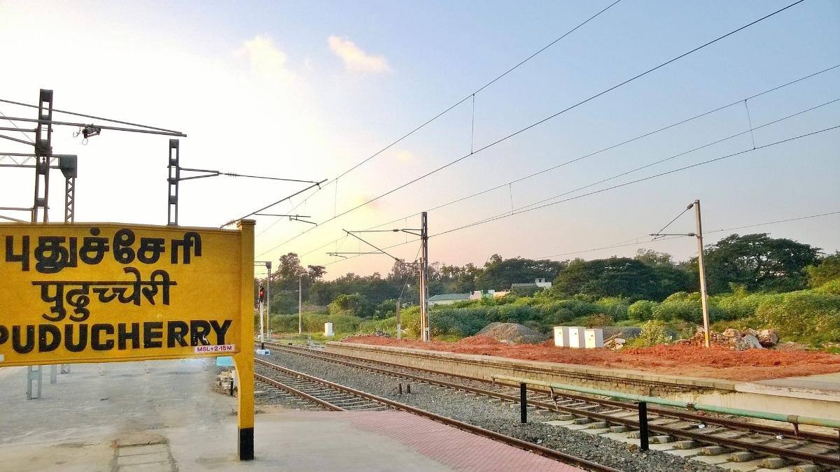 புதுச்சேரி ரயில் பயணிகளுக்கு முக்கிய அறிவிப்பு! நாளை முதல் டிக்கெட் கவுன்ட்டர்கள் மாற்றம் - காரணம் என்ன?