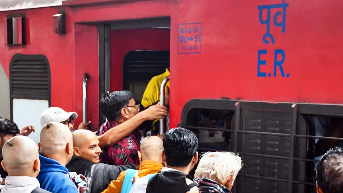 बिहार: कामाख्या एक्सप्रेस के AC कोच में भीषण चोरी, किसी का फोन तो किसी का पर्स गायब