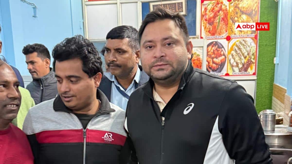 तेजस्वी यादव ने मुरादाबाद में उठाया बिरयानी का लुत्फ, लोगों के साथ क्लिक कराई तस्वीरें