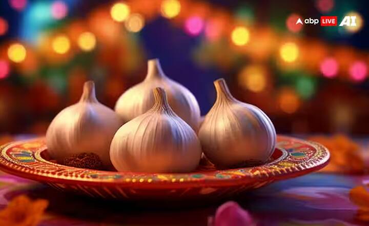 ਮਕਰ ਸੰਕ੍ਰਾਂਤੀ ਦੇ ਸ਼ੁਭ ਦਿਨ, ਲਸਣ, ਪਿਆਜ਼, ਮਾਸ ਅਤੇ ਸ਼ਰਾਬ ਤੋਂ ਪਰਹੇਜ਼ ਕਰੋ। ਇਸ ਦਿਨ ਖਿਚੜੀ ਖਾਣਾ ਸ਼ੁਭ ਮੰਨਿਆ ਜਾਂਦਾ ਹੈ। ਇਸ ਤੋਂ ਇਲਾਵਾ, ਕਈ ਥਾਵਾਂ 'ਤੇ, ਮਕਰ ਸੰਕ੍ਰਾਂਤੀ 'ਤੇ ਰੋਟੀਆਂ ਨਾ ਪਕਾਉਣ ਦੀ ਪਰੰਪਰਾ ਹੈ।
