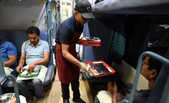 ई-कैटरिंग सेवा आपको यात्रा के दौरान अपनी सीट पर अपना मनपसंद खाना ऑर्डर करने की सुविधा देती है। आप IRCTC की वेबसाइट या ऐप के माध्यम से विभिन्न रेस्टोरेंट से खाना ऑर्डर कर सकते हैं। प्रमुख स्टेशनों पर, ट्रेन के आते ही खाना आपकी सीट पर पहुंचा दिया जाता है।