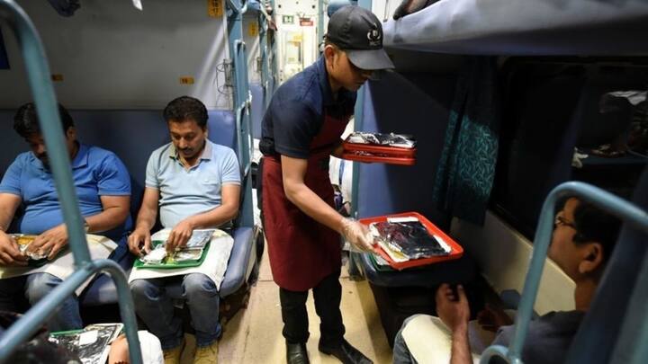 E-Catering सर्विस सफर के दौरान अपनी सीट पर पसंद का खाना मंगवाना के काम आती है. IRCTC की वेबसाइट या ऐप से आप अलग-अलग रेस्टोरेंट से फूड ऑर्डर कर सकते हैं. बड़े स्टेशनों पर ट्रेन पहुंचते ही खाना आपकी सीट तक डिलीवर किया जाता है.