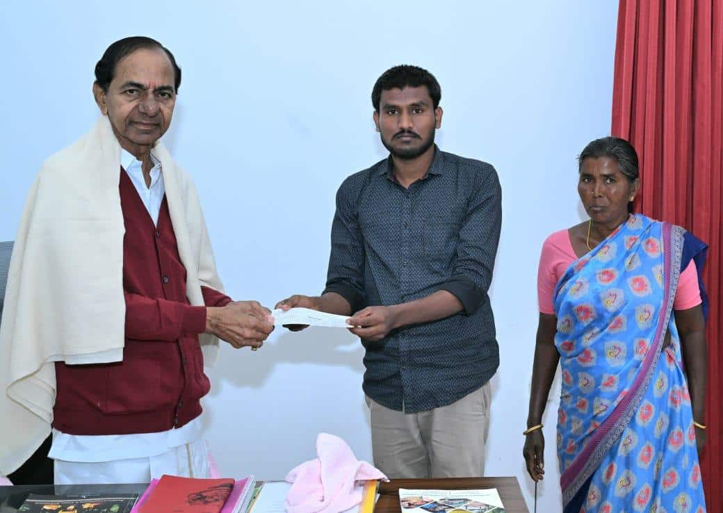 KCR : మంచిగా చదువుకోండి బిడ్డా..! దాతృత్వాన్ని చాటుకున్న మాజీ సీఎం కేసీఆర్, బీటెక్ విద్యార్దులకు ఆర్థిక సాయం