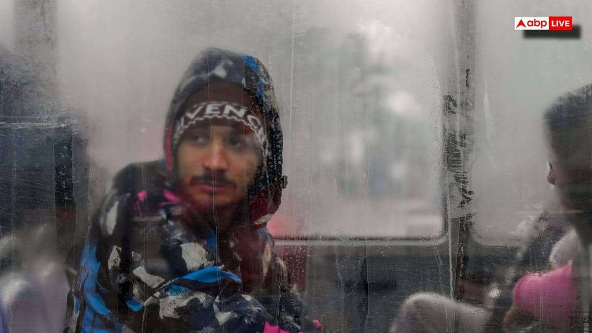 दिल्ली में कोल्ड-डे में ठिठुरे लोग, घने कोहरे से विजिबिलिटी कम, 5 डिग्री तक पहुंचा तापमान