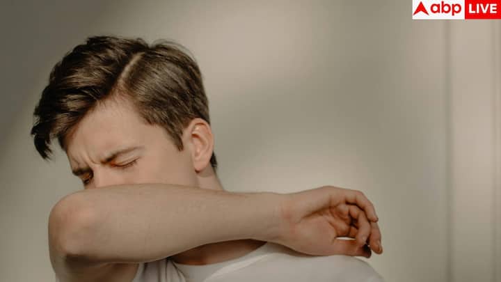 टाइफाइड हर साल हजारों लोगों को प्रभावित करता है, खासकर उन जगहों पर जहां पीने का पानी सुरक्षित नहीं है. यह बीमारी साल्मोनेला टाइफी नाम के बैक्टीरिया से होती है और खाना या पानी इसके फैलने का मुख्य जरिया है. सही समय पर पहचान और इलाज से जान बचाई जा सकती है, लेकिन कई मरीज देर से अस्पताल पहुंचते हैं.