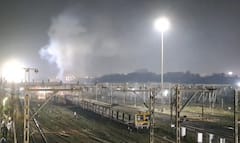 मुंबईत कुर्ला स्टेशनदरम्यान लोकल ट्रेनला भीषण आग, डब्बा जळून खाक; CSMT कडे जाणारी वाहतूक विस्कळीत