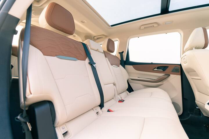 ভারতীয় বাজারে এই নতুন SUV-র এক্স-শোরুম শুরুর দাম রাখা হয়েছে ১৩.৬৬ লক্ষ টাকা। মকর সংক্রান্তির দিন, অর্থাৎ ১৪ জানুয়ারি থেকে শুরু হবে বুকিং।