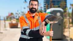 रूस में सड़क साफ करने वालों को कितनी मिलती है सैलरी, महीने की कमाई सुनकर उड़ जाएंगे होश