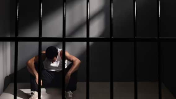 Deadly Kiss: দেখা করতে গিয়ে আবেগঘন চুম্বন প্রেমিকার, তার পরই অস্বস্তি শুরু, জেলের মধ্য়ে বেঘোরে মৃত্যু প্রেমিকের