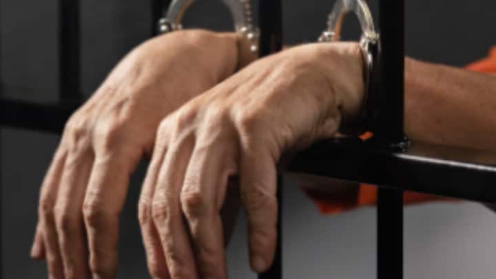 জেলে প্রেমিকের সঙ্গে দেখা করতে গিয়েছিলেন। আবেগের তাড়নায় ঠোঁটে ঠোঁট ছুঁইয়েছিলেন। কিন্তু প্রেমিকার সেই চুম্বনই প্রাণ কেড়ে নিল এক যুবকের। প্রেমিকা দেখা করে চলে যাওয়ার পর জেলের কুঠুরিতে বেঘোরে মৃত্যু হল তাঁর।