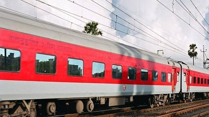 LHB कोच जर्मन टेक्नोलॉजी पर बने आधुनिक डिब्बे होते हैं. यह पुराने ICF कोच के मुकाबले ज्यादा सेफ, तेज और आरामदायक माने जाते हैं. सफर के दौरान झटके कम लगते हैं और आवाज भी कम होती है. आज ज्यादातर प्रीमियम ट्रेनें LHB कोच के साथ ही चलाई जा रही हैं.