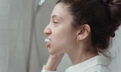 डेंटिस्ट्स ने किया अलर्ट, ये 5 आदतें चुपके से दांतों को अंदर से कर रहीं कमजोर