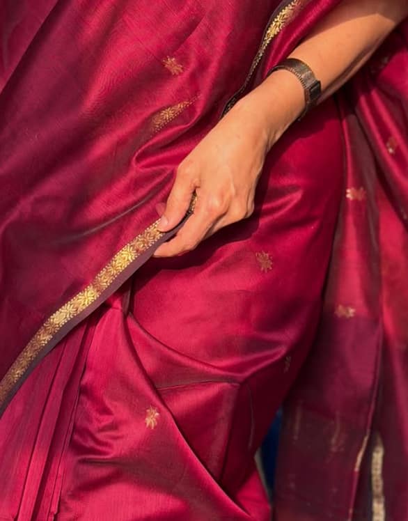 मरून कलरची हातमागवरची माहेश्वरी साडी त्यांनी नेसलीये. त्यांच्या या लुकवर चाहते भाळले आहेत.