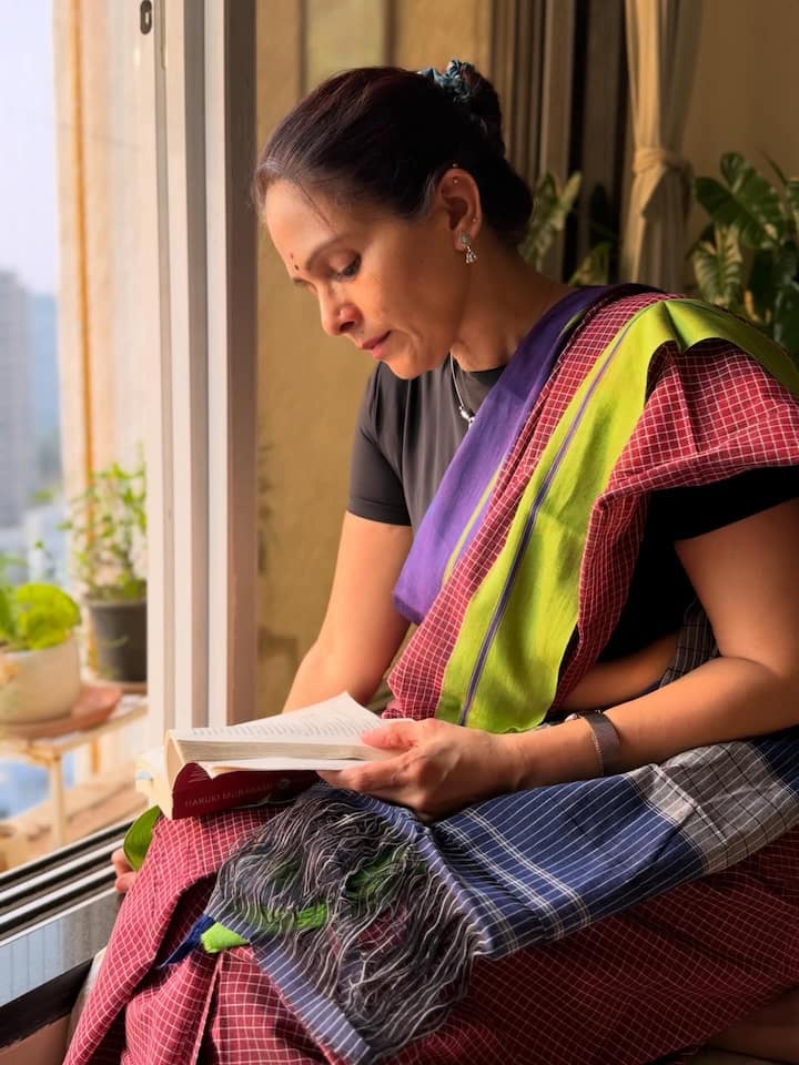गेल्या अनेक दशकांपासून त्या प्रेक्षकांचे मनोरंजन करत आहेत. वयाच्या 51 व्या वर्षीही फिटनेस आणि देखणेपण प्रेक्षकांचं लक्ष वेधत असतं.