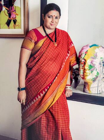स्मृति ईरानी ने एक्टिंग से लेकर राजनीति की दुनिया तक अपना परचम लहराया है. उन्हें किसी भी पहचान की जरूरत नहीं हैं. स्मृति ईरानी का जन्म दिल्ली में हुआ. ऐसे में उनकी स्कूलिंग भी यही से हुई. एक्ट्रेस ने होली चाइल्ड ऑक्जीलियम स्कूल से पढ़ाई की.