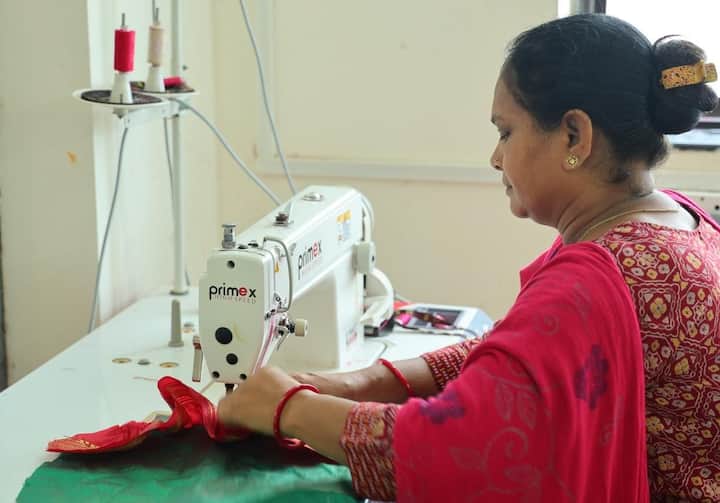 નોંધનિય છે કે, આ પવિત્ર ભૂમી પર આસ્થા, સ્ત્રીસશક્તિકરણ અને આત્મનિર્ભર ભારતનો એક નવો અધ્યાય લખાઈ રહ્યો છે. અહીં, સોમનાથ દાદાને અર્પણ થતાં પીતાંબર હવે માત્ર આસ્થાનું પ્રતીક નહીં પરંતુ દાદાના વસ્ત્રો ગ્રામીણ મહિલાઓના આર્થિક સ્વાવલંબનનું માધ્યમ બન્યા છે. શ્રી સોમનાથ ટ્રસ્ટની એક અનોખી પહેલ અંતર્ગત, આ પવિત્ર વસ્ત્રોમાંથી કલાત્મક અને આકર્ષક કુર્તા તૈયાર કરવામાં આવી રહ્યા છે, જે દેશ-વિદેશમાં રહેતા  દાદાના ભક્તો સુધી મહાદેવના પ્રસાદ બનીને પહોંચ્યા છે જેની સાથે સોમનાથની આસપાસના ગામોની મહિલાઓને 'લખપતિ દીદી' બનાવવાનો માર્ગ પણ મોકળો થયો છે.