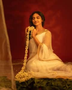 ममिता बैजू की 10 खूबसूरत तस्वीरें, देसी लुक में बला की हसीन दिखती हैं थलापति विजय की गोद ली हुई 'बेटी'